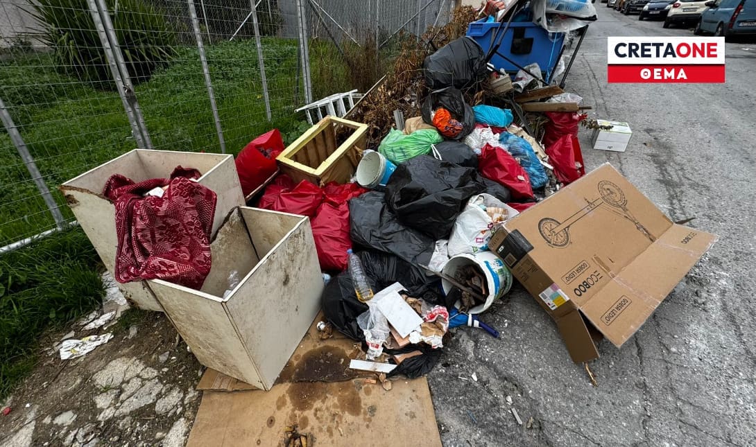Χαβούζα με μπάζα και σκουπίδια δίπλα στις αυλές
