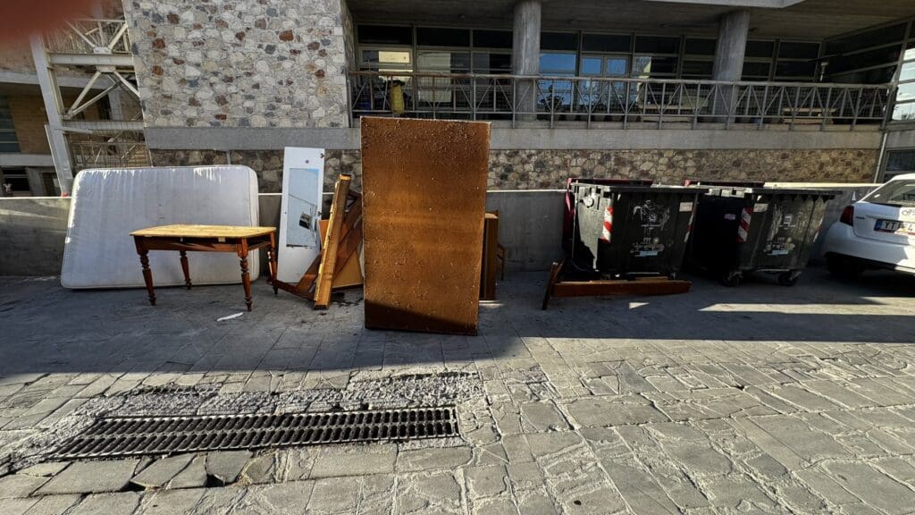Οι... απολίτιστοι πέταξαν τα παλιά έπιπλα στο ΠΣΚΗ