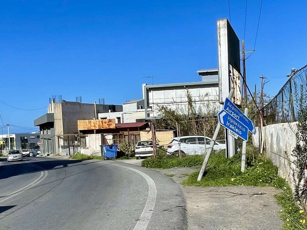 Σήμανση άλλοτε διαλυμένη και άλλοτε... κρυμμένη μέσα στα δέντρα.
