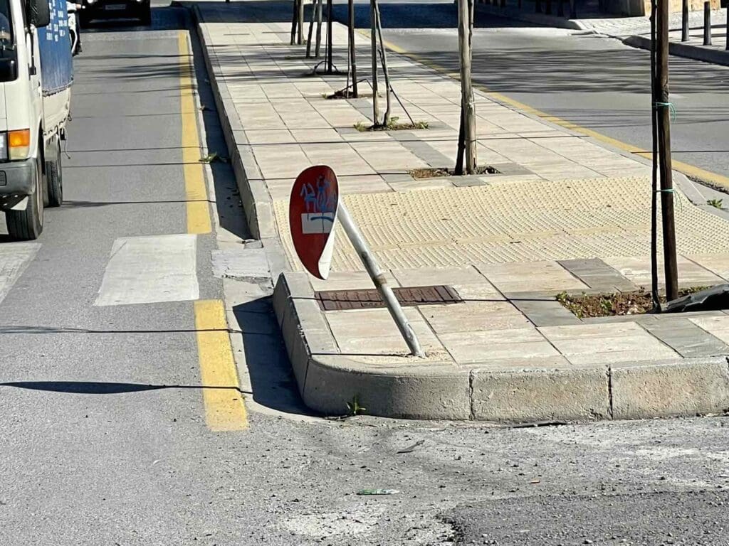 Σήμανση άλλοτε διαλυμένη και άλλοτε... κρυμμένη μέσα στα δέντρα.