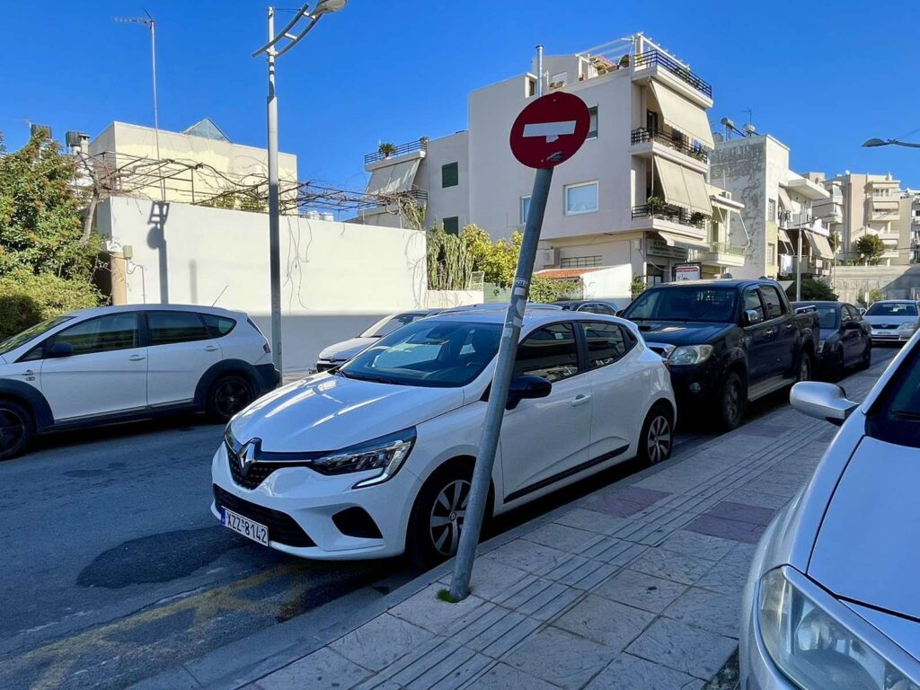 Σήμανση άλλοτε διαλυμένη και άλλοτε... κρυμμένη μέσα στα δέντρα.
