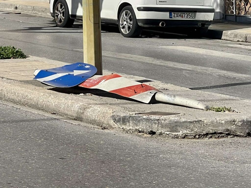 Σήμανση άλλοτε διαλυμένη και άλλοτε... κρυμμένη μέσα στα δέντρα.
