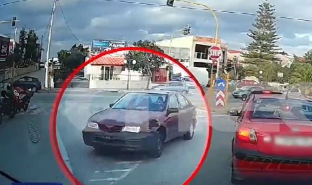 Χωρίς πινακίδες, περνάει με κόκκινο και μπαίνει ανάποδα σε διασταύρωση