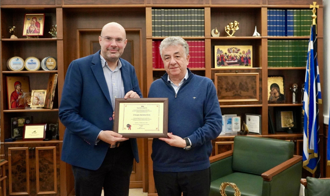 Βράβευση Αρναουτάκη από την Ένωση Νέων Αυτοδιοικητικών Ελλάδος