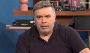 Μανώλης Λιδάκης: Οι άγνωστες ιστορίες και η σχέση με τη γνωστή τραγουδίστρια που έφτασε λίγο πριν από την Εκκλησία