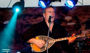 Μανώλης Λιδάκης (1960-2025): Το οδοιπορικό του πιο αισθαντικού τραγουδιστή των τελευταίων ετών