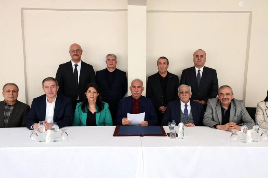 Χ/DEM Parti Ο Αμντουλάχ Οτσαλάν με μέλη του κουρδικού κόμματος DEM