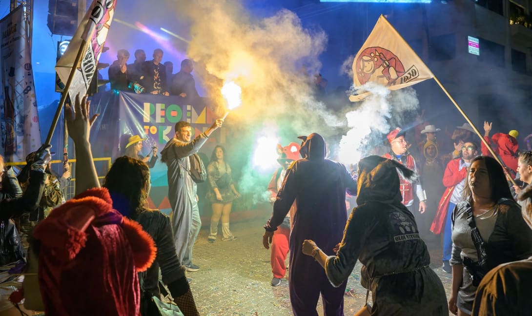 Καρναβάλι Ρεθύμνου: Στιγμές από τη νυχτερινή παρέλαση