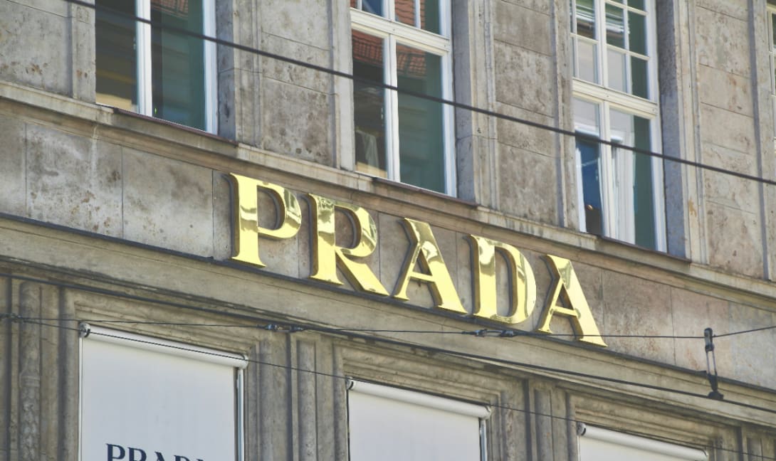 Prada: Κοντά σε συμφωνία 1,5 δισ. ευρώ για την εξαγορά της Versace