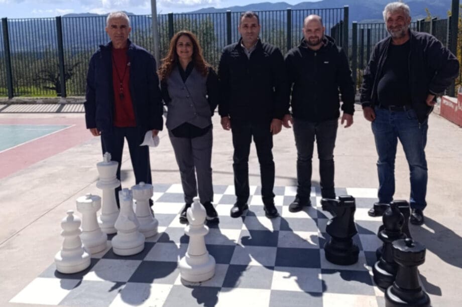 Ασήμι: Υπαίθριο σκάκι στο Δημοτικό Σχολείο