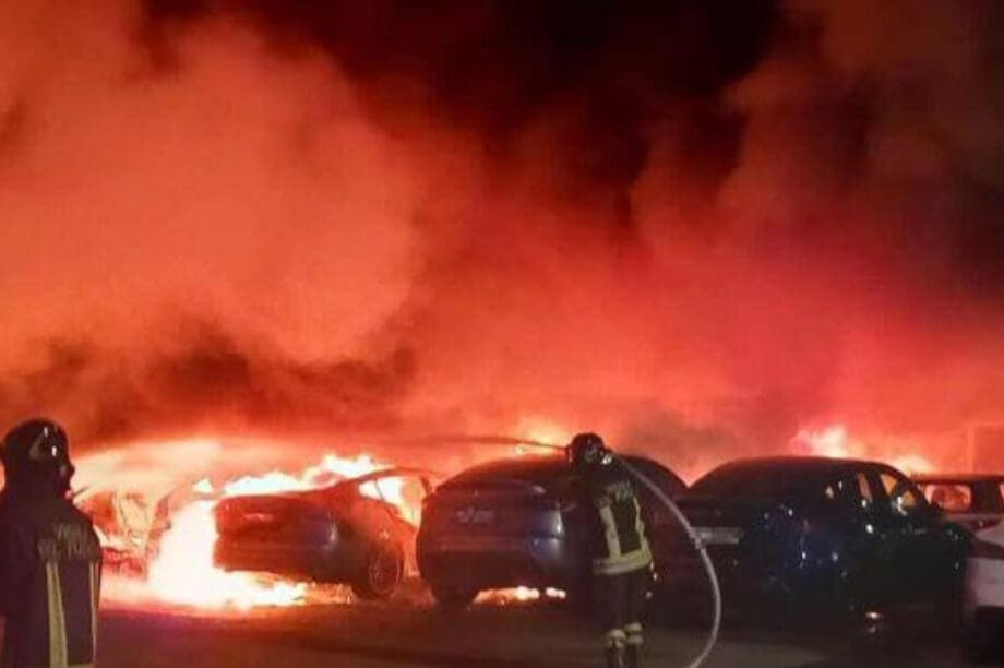 «Παρανάλωμα του πυρός» αντιπροσωπεία Tesla