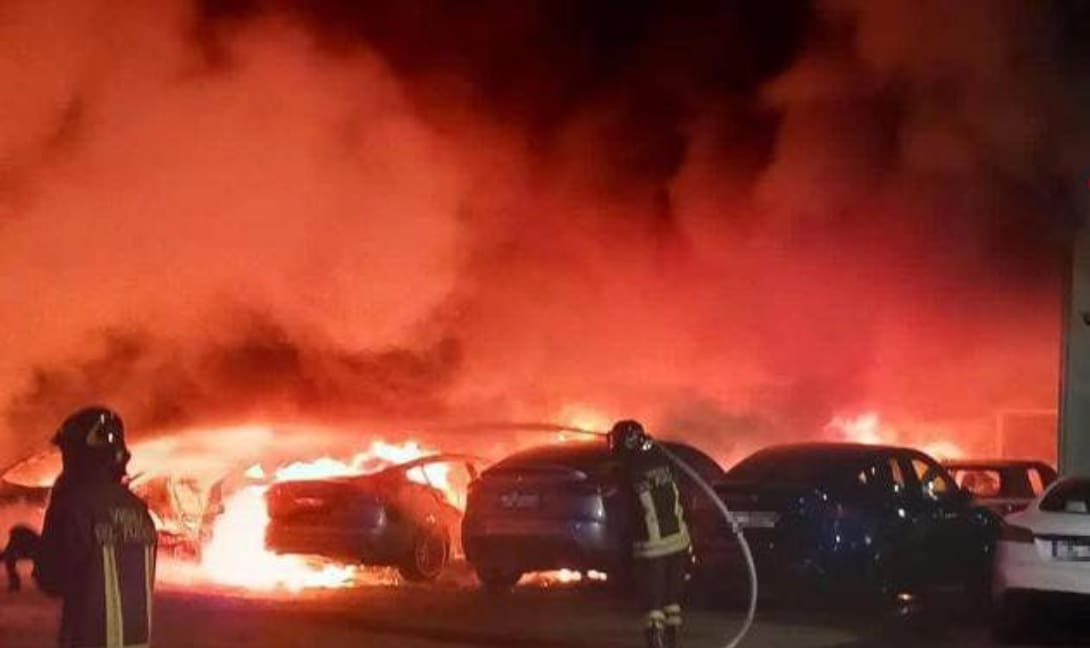 «Παρανάλωμα του πυρός» αντιπροσωπεία Tesla