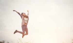 Ποια είναι η «ορμόνη της χαράς» που ελέγχει διάθεση, ύπνο, πέψη και λίμπιντο – Οι δραστηριότητες που την ανεβάζουν