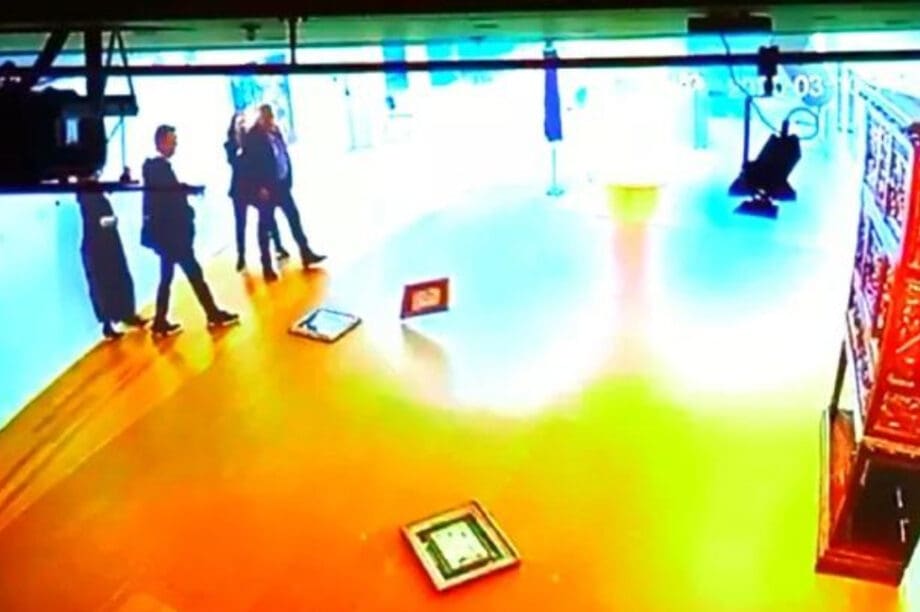 Η στιγμή που ο Βουλευτής της Νίκης βανδαλίζει την Πινακοθήκη (βίντεο)