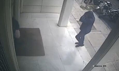 Ο ληστής κοσμημάτων στο Κολωνάκι εν δράσει