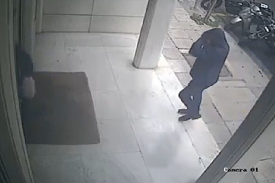 Ο ληστής κοσμημάτων στο Κολωνάκι εν δράσει