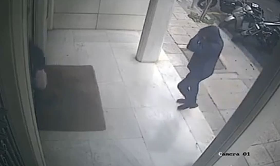 Ο ληστής κοσμημάτων στο Κολωνάκι εν δράσει