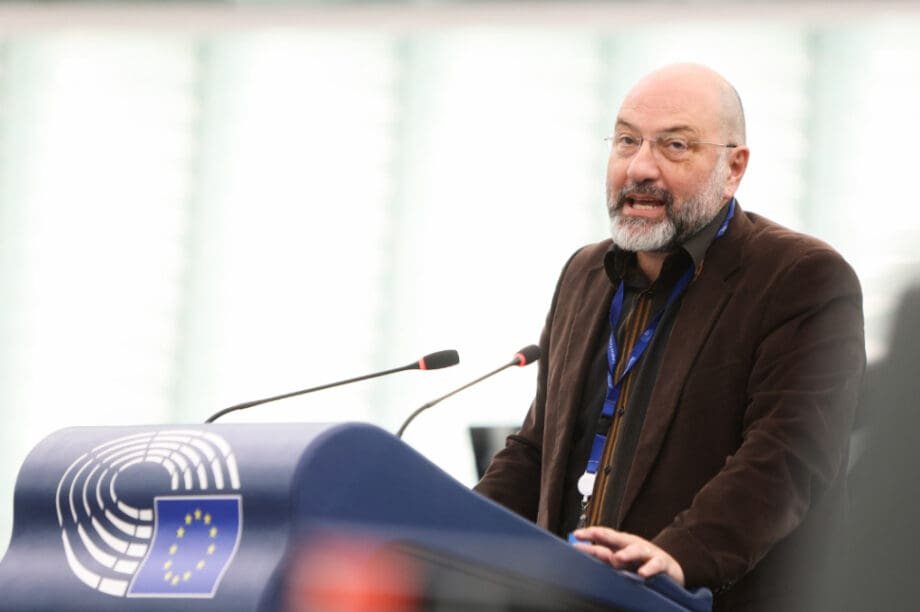 Σάκης Αρναούτογλου προς Κομισιόν: Οι θάλασσες πνίγονται στη ρύπανση, οι αλιείς στον αγώνα για επιβίωση.