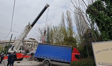 Αθήνα: Άνοιξε η Γη και «κατάπιε» φορτηγό