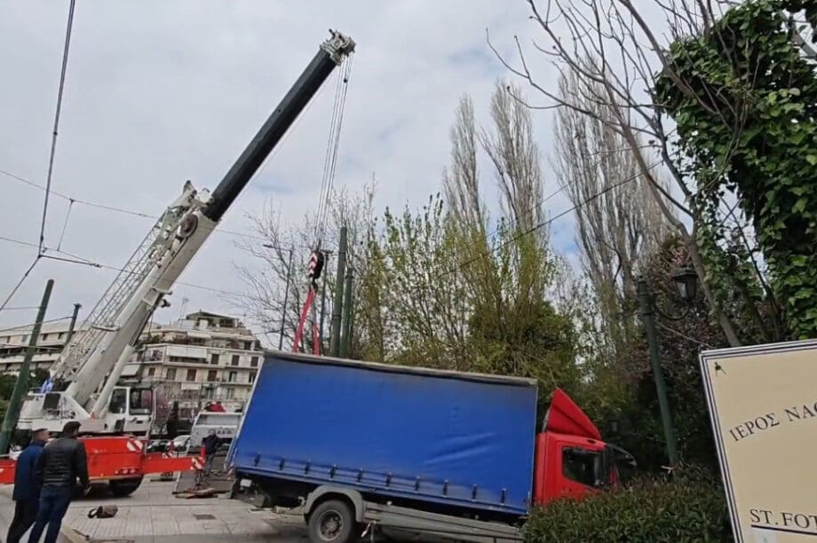 Αθήνα: Άνοιξε η Γη και «κατάπιε» φορτηγό