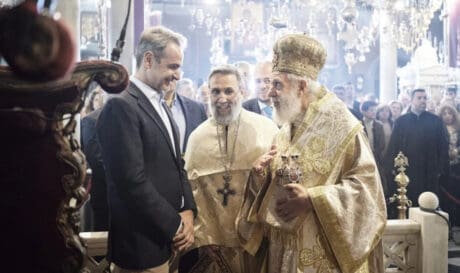 Πρώτη Ανάσταση για τον πρωθυπουργό στην Τήνο - Το μήνυμα του Μητροπολίτη Σύρου