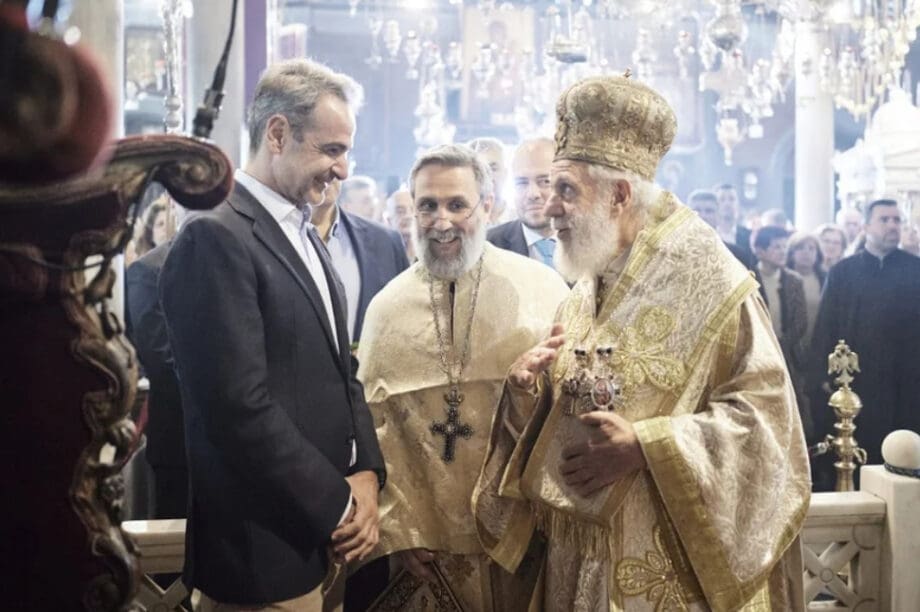 Πρώτη Ανάσταση για τον πρωθυπουργό στην Τήνο - Το μήνυμα του Μητροπολίτη Σύρου
