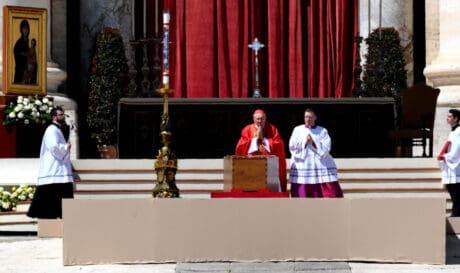 Βατικανό: Η στιγμή που ψάλλεται το «Χριστός Ανέστη» στην κηδεία του Πάπα Φραγκίσκου