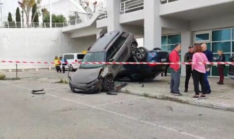 Απίστευτο τροχαίο: Αντί για όπισθεν πάτησε γκάζι και αναποδογύρισε αυτοκίνητο (βίντεο)