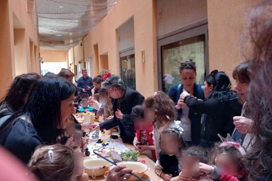 Μικροί και μεγάλοι στη Βικελαία έβαψαν πασχαλινά αυγά
