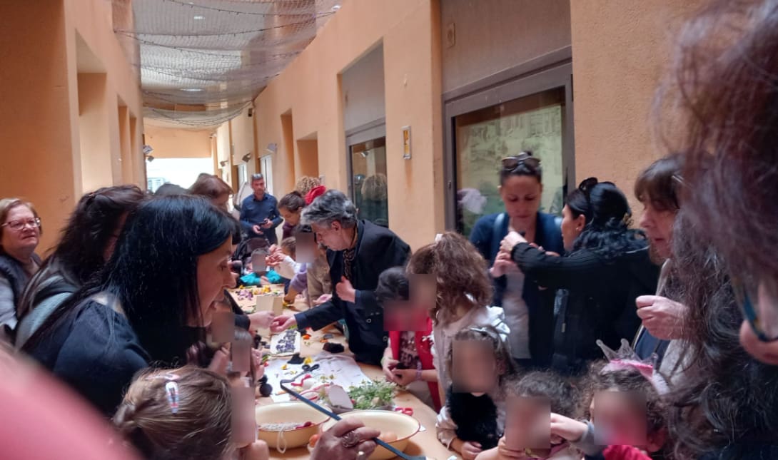 Μικροί και μεγάλοι στη Βικελαία έβαψαν πασχαλινά αυγά