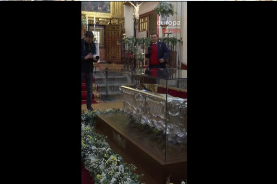 Ισπανία: Εκτίθεται για πρώτη φορά η άφθαρτη σορός της Αγίας Τερέζας (βίντεο)