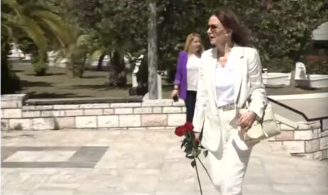 Στα λευκά η Κάτια Δανδουλάκη στην κηδεία του Νίκου Γαλανού (βίντεο)