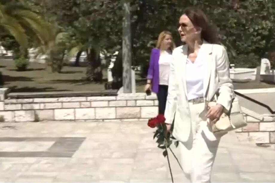 Στα λευκά η Κάτια Δανδουλάκη στην κηδεία του Νίκου Γαλανού (βίντεο)