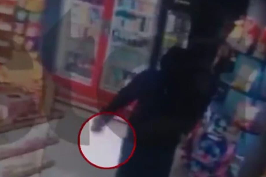 Ληστεία με μαχαίρι σε μίνι μάρκετ! (βίντεο)
