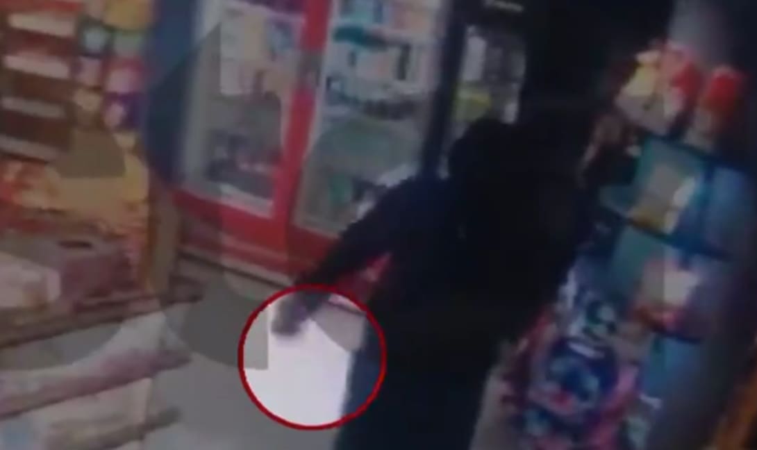 Ληστεία με μαχαίρι σε μίνι μάρκετ! (βίντεο)