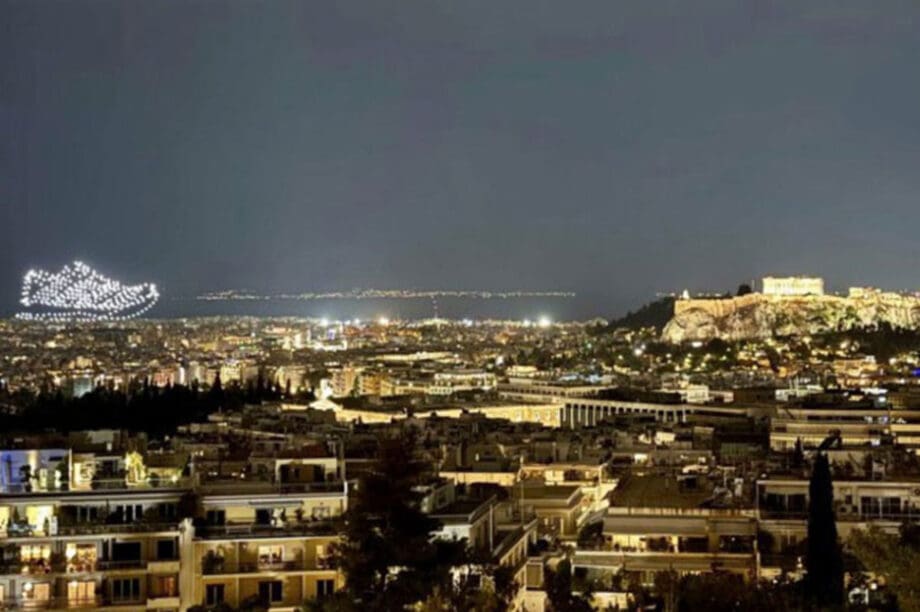 Ακρόπολη: Το σόου με drones που σήκωσε σμήνος αντιδράσεων και η απάντηση της Adidas