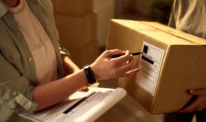 Μετρητά τέλος στις παραδόσεις courier – Από πότε αλλάζει ο τρόπος πληρωμής