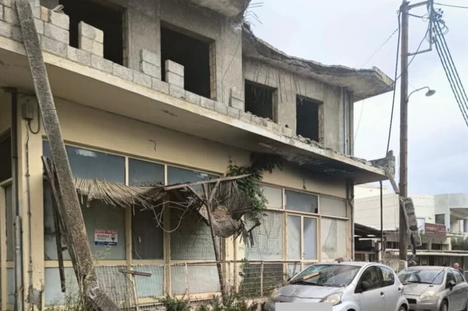 κατάρρευση ταράτσα Μεσαμπελιές