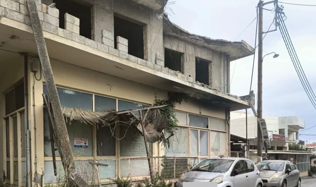 κατάρρευση ταράτσα Μεσαμπελιές