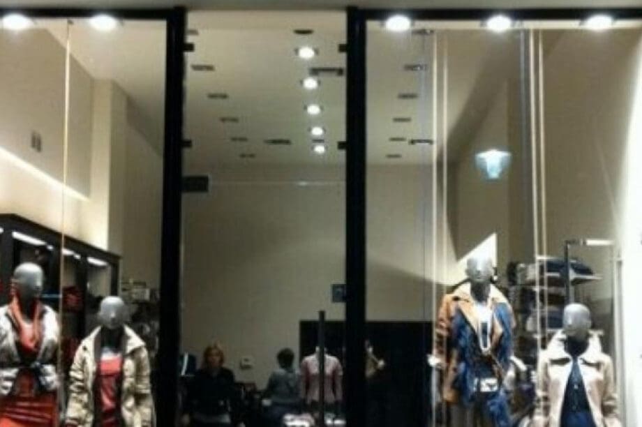 Η αλυσίδα με 25 καταστήματα με ρούχα που «κατέβασε ρολά» - Στο «σφυρί» τα κεντρικά
