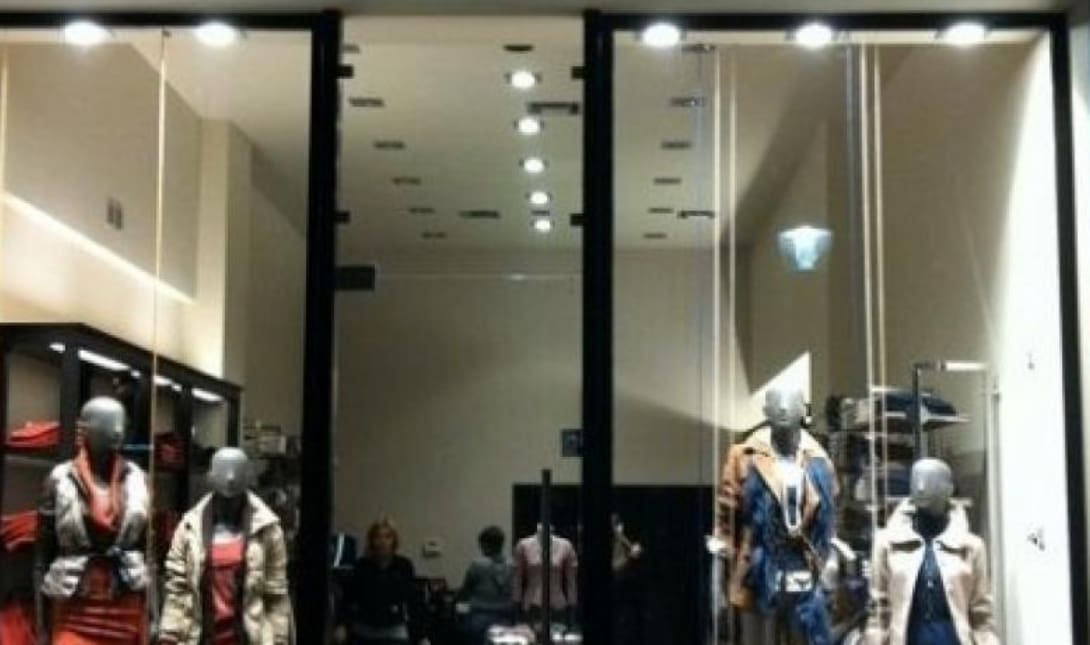 Η αλυσίδα με 25 καταστήματα με ρούχα που «κατέβασε ρολά» - Στο «σφυρί» τα κεντρικά