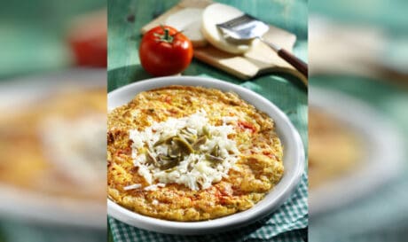 Κόκκινη ομελέτα με ελιές και μανούρι