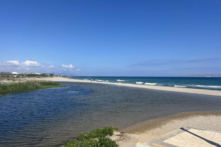το φράγμα Αποσελέμη στη θάλασσα