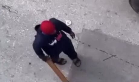 Άνδρας με ρόπαλο και ψαλίδι απειλούσε κατοίκους και περαστικούς! (βίντεο)