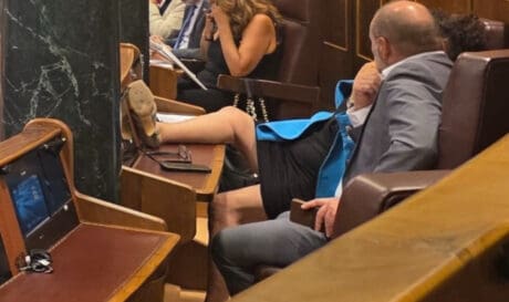 Βουλευτής αραγμένη με το πόδι πάνω στα έδρανα προκαλεί σάλο