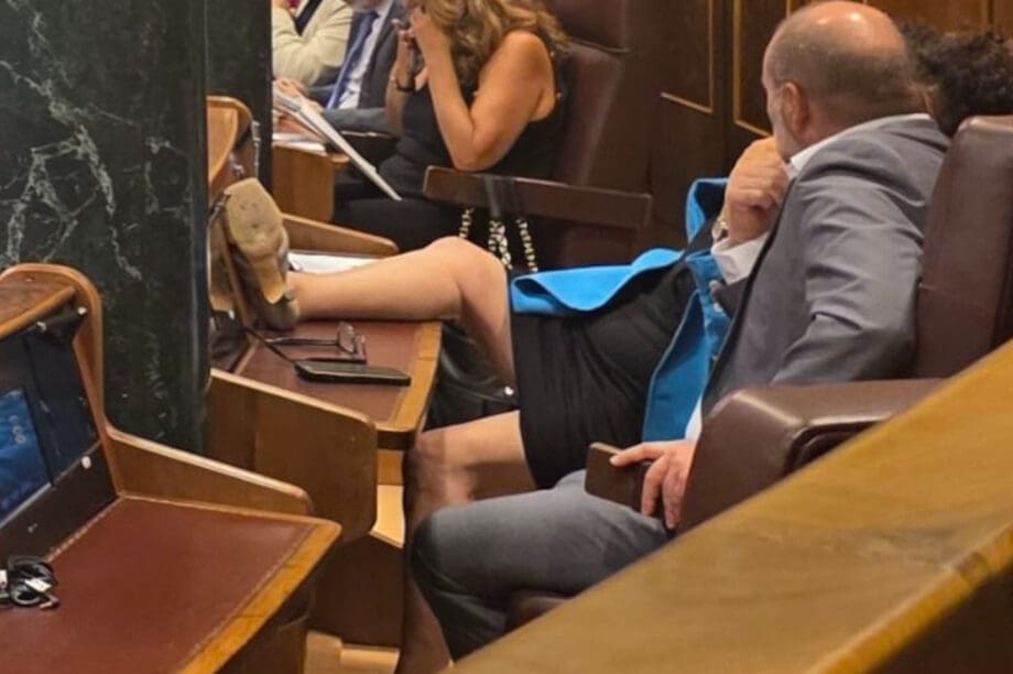 Βουλευτής αραγμένη με το πόδι πάνω στα έδρανα προκαλεί σάλο