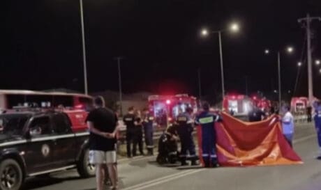 Εθελόντρια πυροσβέστης παρασύρθηκε από ΙΧ την ώρα κατάσβεσης φωτιάς (βίντεο)