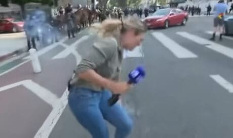 Λος Άντζελες: Δημοσιογράφος δέχθηκε επίθεση με πλαστική σφαίρα! (βίντεο)