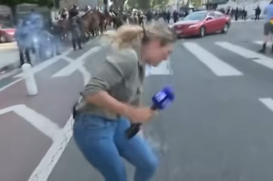 Λος Άντζελες: Δημοσιογράφος δέχθηκε επίθεση με πλαστική σφαίρα! (βίντεο)