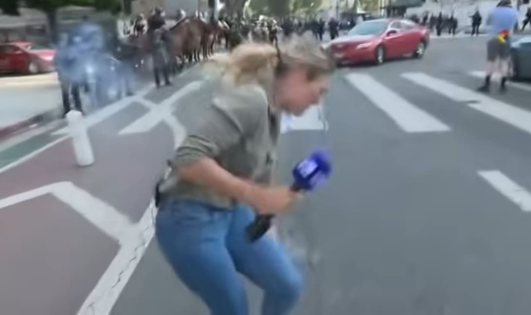 Λος Άντζελες: Δημοσιογράφος δέχθηκε επίθεση με πλαστική σφαίρα! (βίντεο)